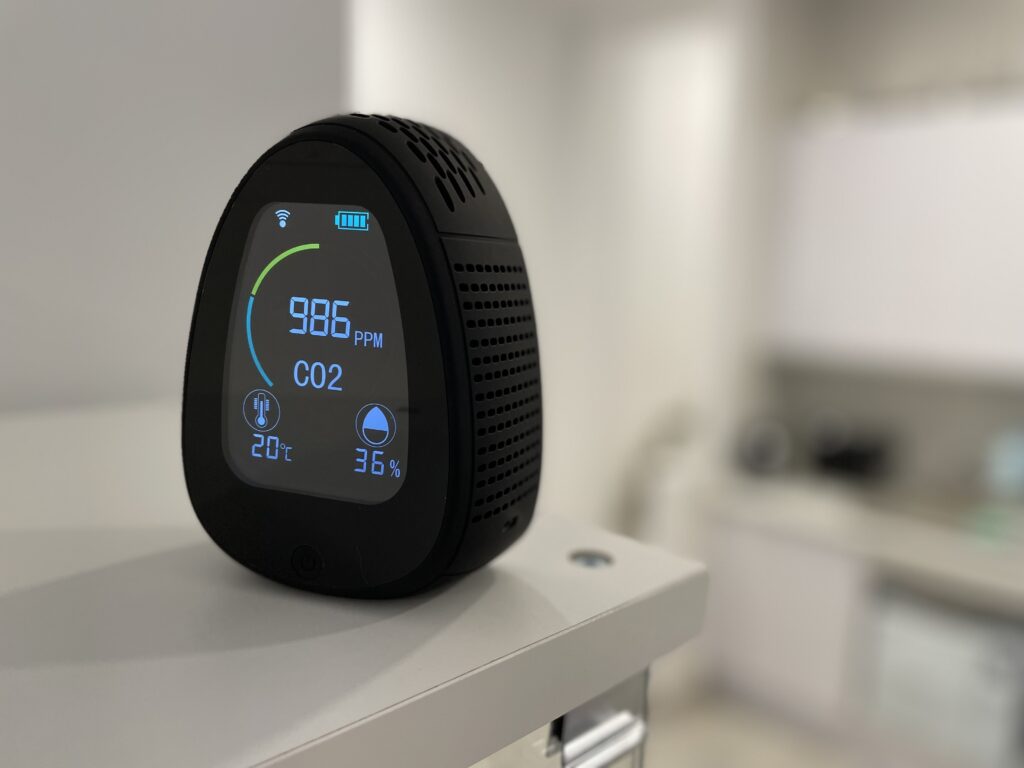 MONITOR DE CO2, TEMP. Y HUMEDAD CON WI-FI, APP Y BATERIA + LICENCIA 1 AÑO SANIKI-KONNECT